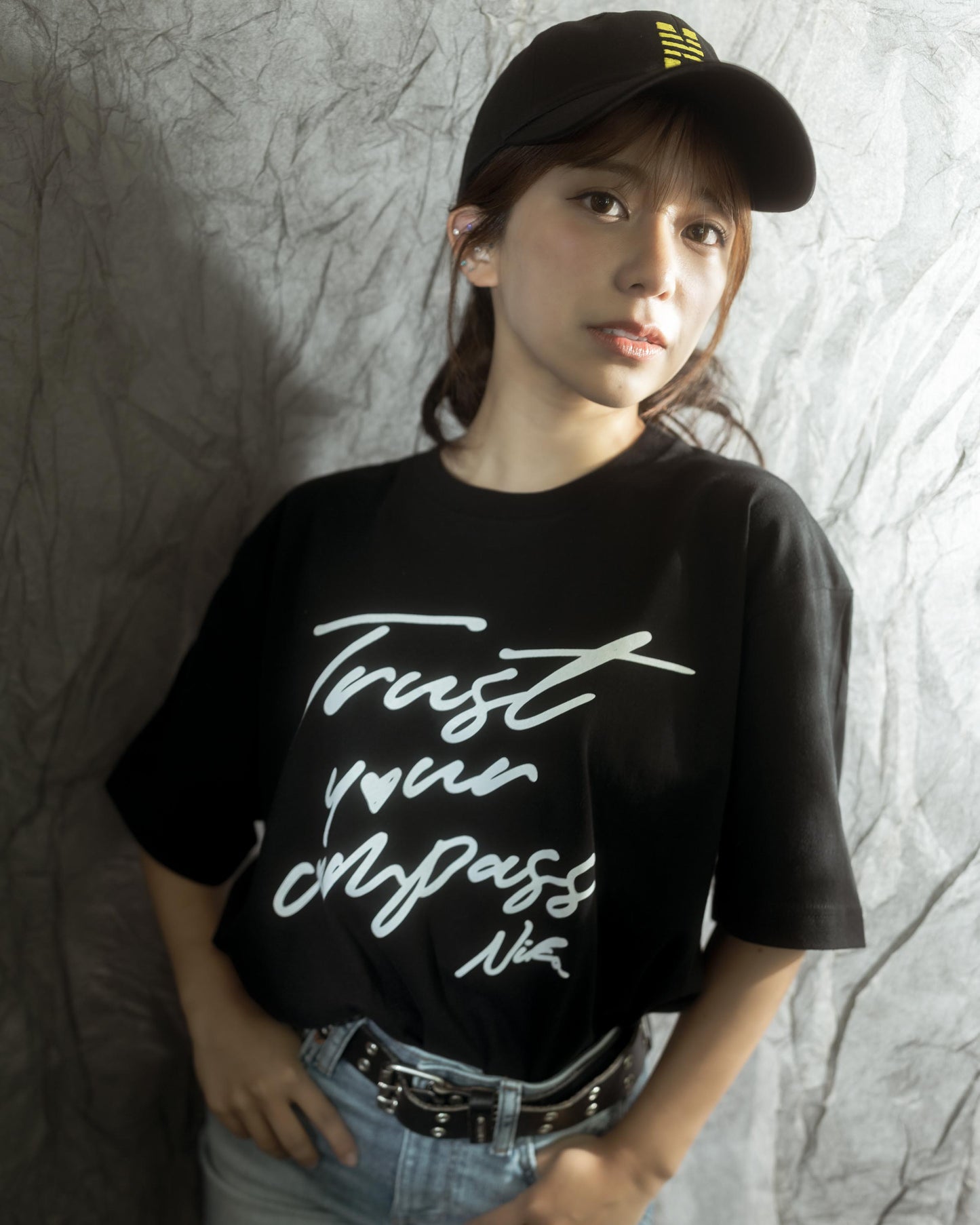 川越にこ × MIW “Trust your compass” MESSAGE T-SHIRT  BLACK