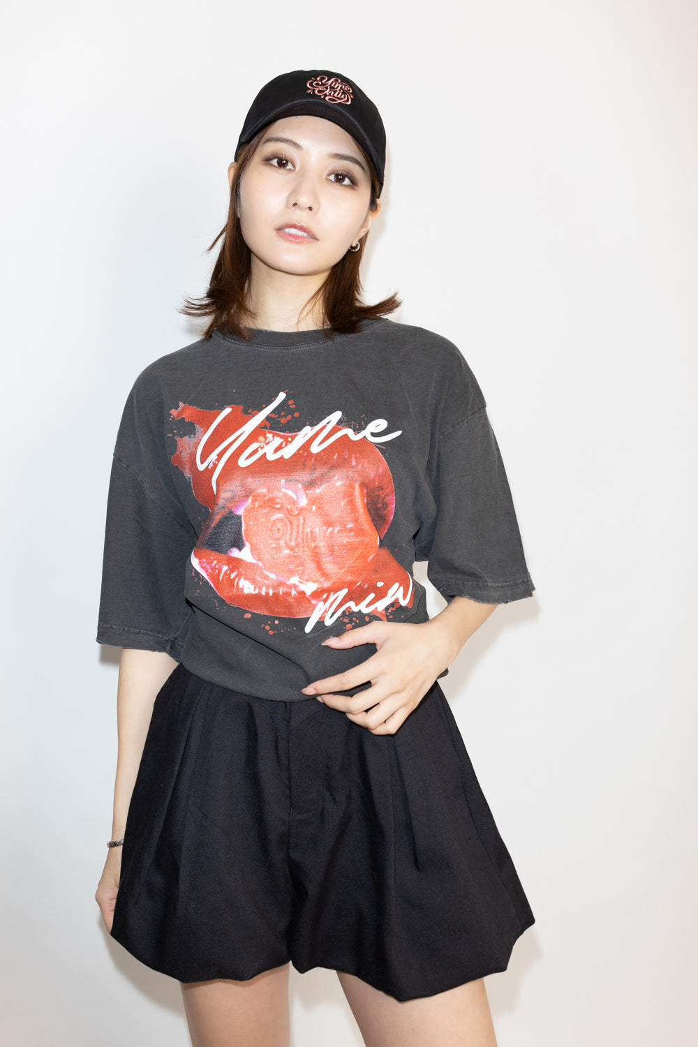 【林 ゆめ×MIW Collaboration】唇ロゴ tee sumikuro