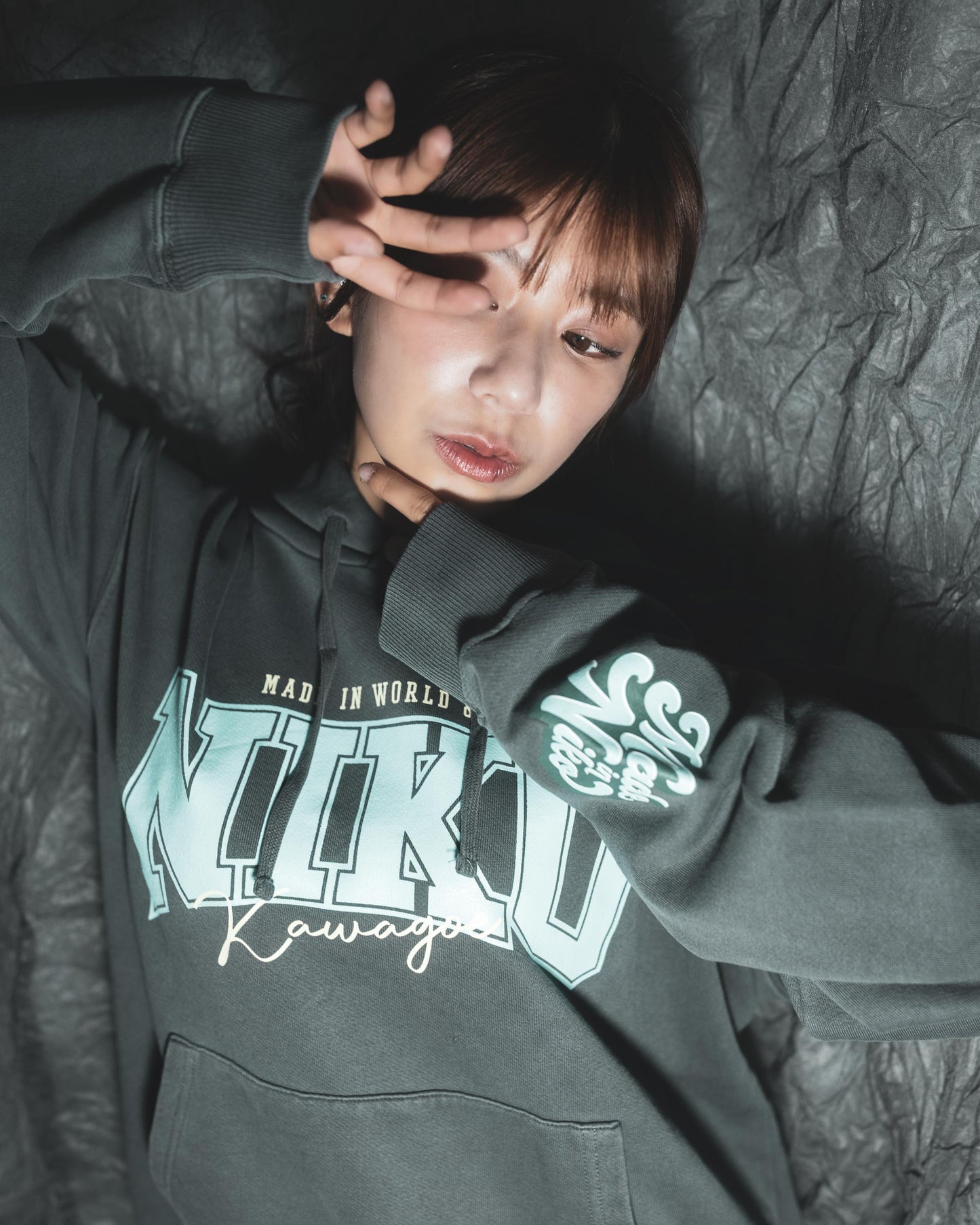 川越にこ × MIW  NIKO COLLEGE LOGO HOODIE BLACK×BLUE