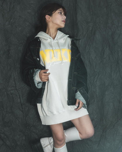 川越にこ × MIW  NIKO COLLEGE LOGO HOODIE NATURAL× YELLOW