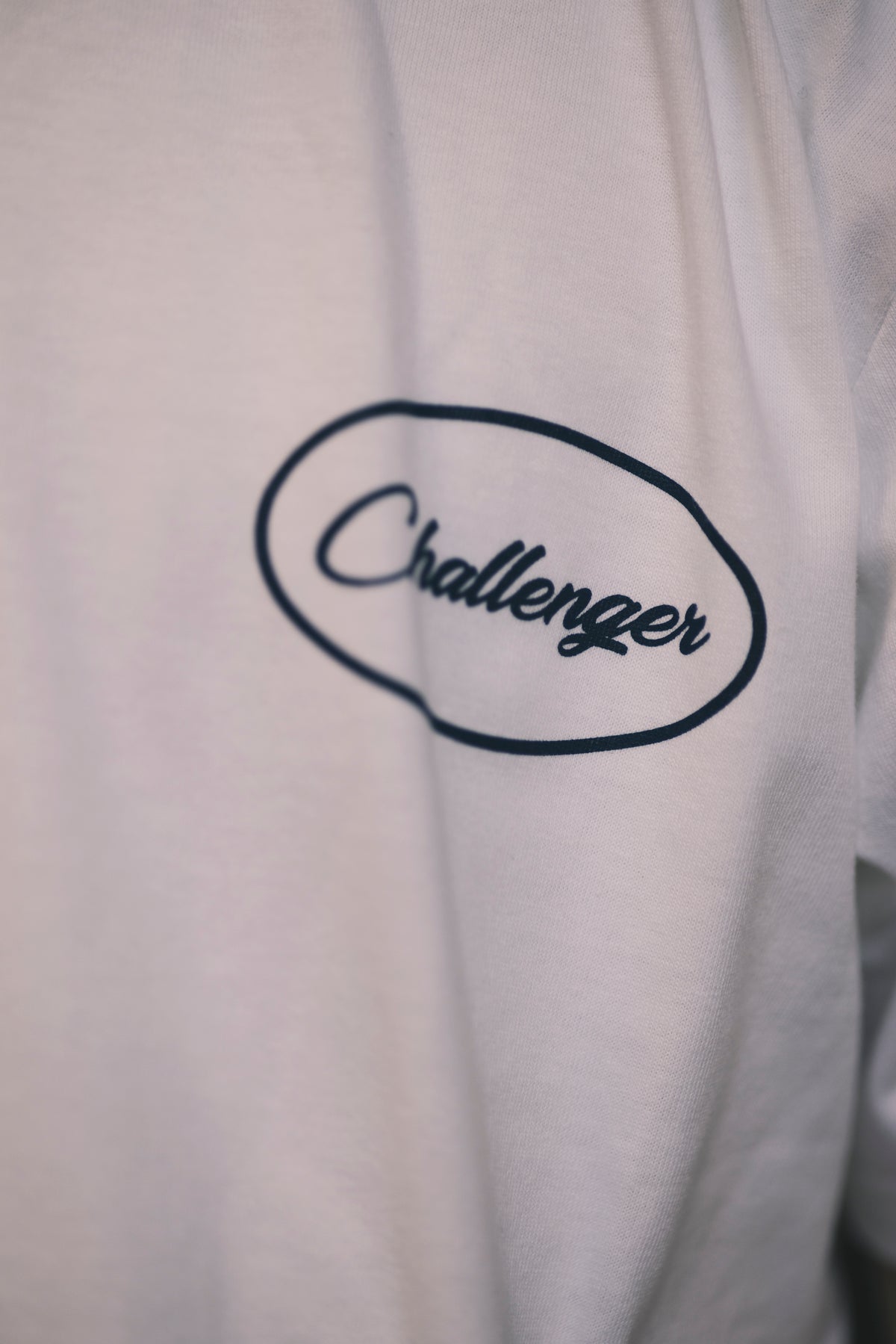 CHEHON × MIW “challenger” TEE WHITE