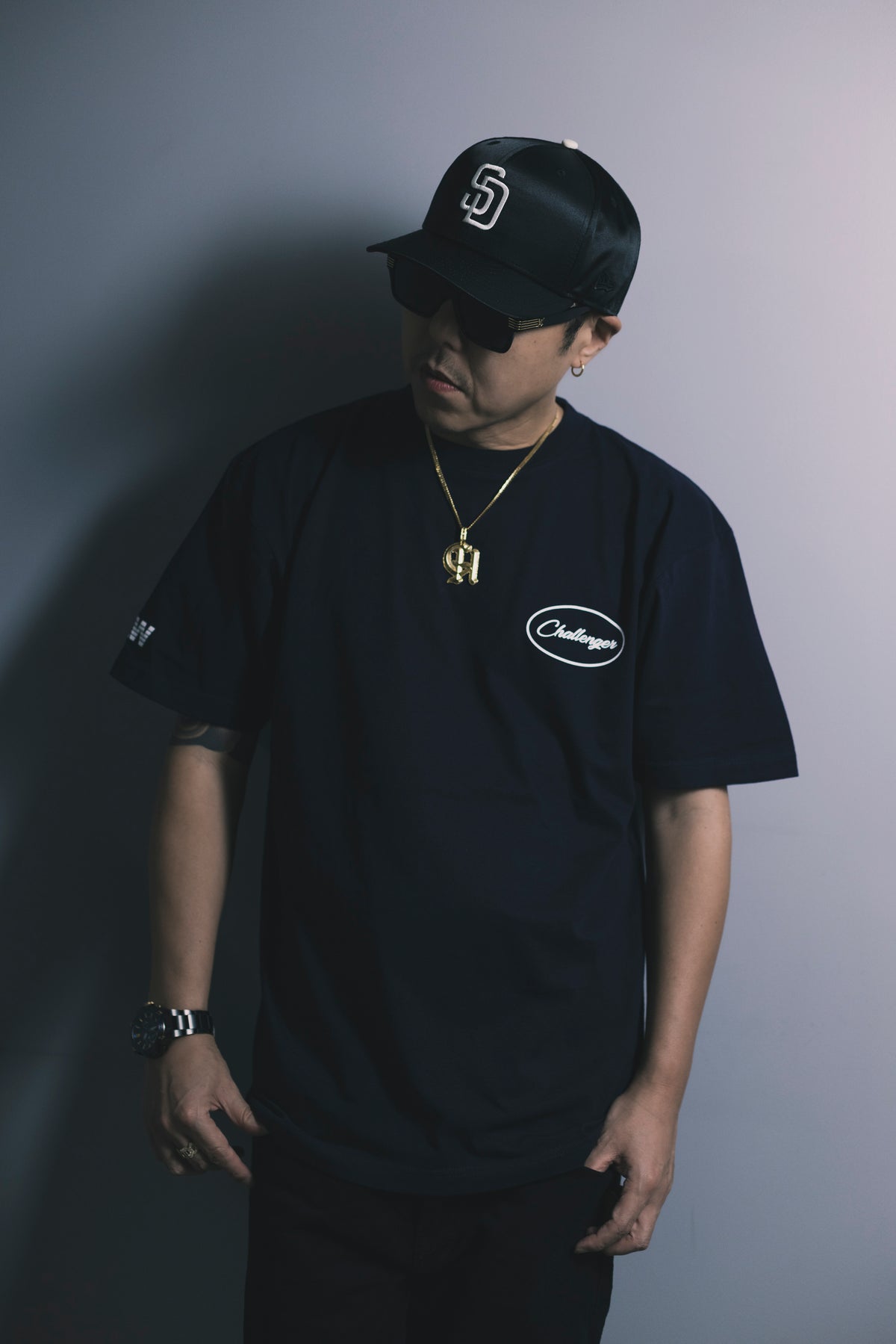 CHEHON × MIW “Challenger” TEE BLACK