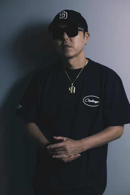 CHEHON × MIW “Challenger” TEE BLACK