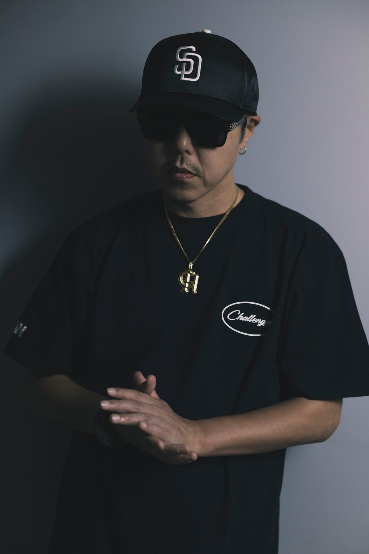 CHEHON × MIW “Challenger” TEE BLACK