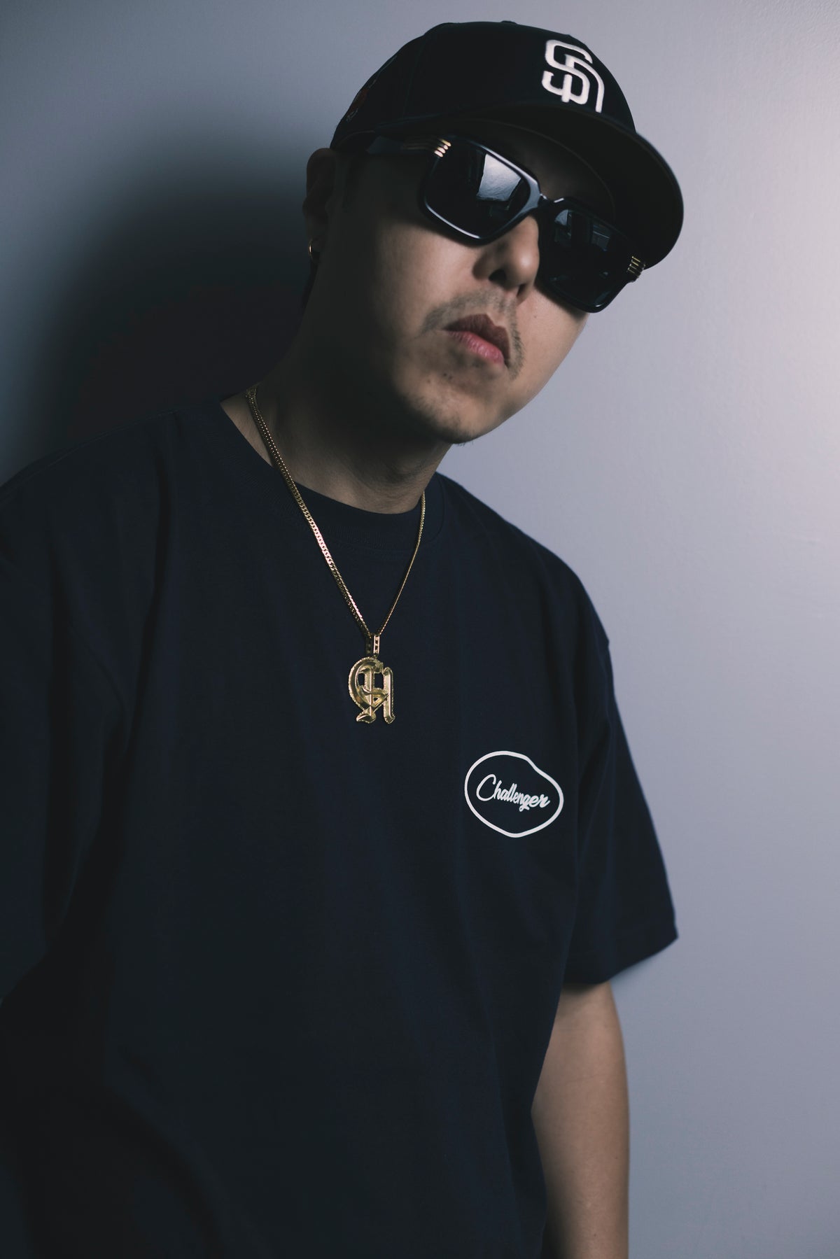 CHEHON × MIW “Challenger” TEE BLACK