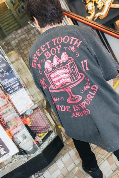 甘党男子×MADE IN WORLD&CO  TEE（cake）