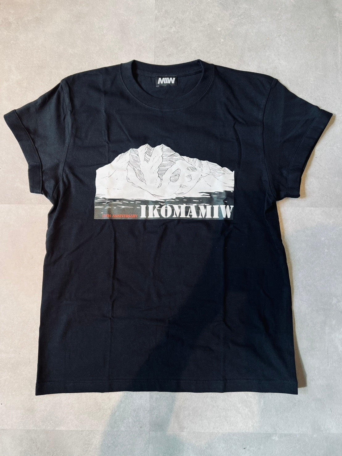 生駒里奈 × MIW COLLABORATION T-SHIRT BLACK